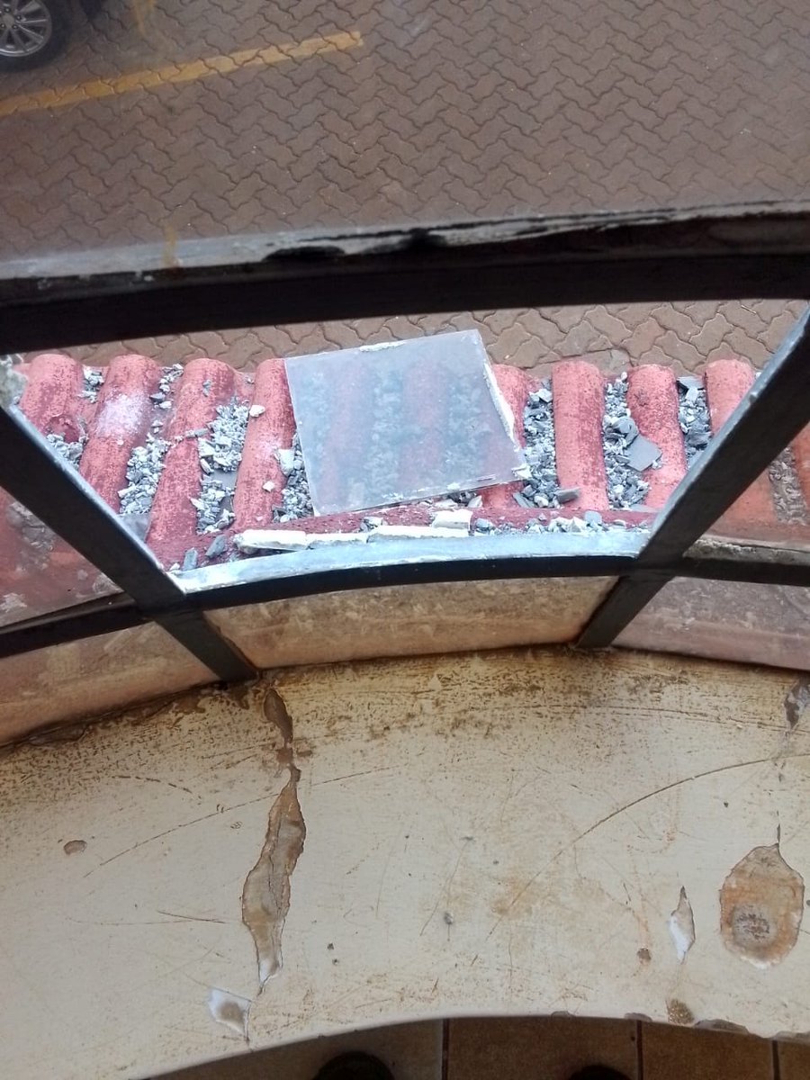 steveluke254001's tweet image. @ShelterAfrique These glass window panes have never been replaced by your agent from #valuezone. Mr.  Mugo. He colluded with Frajik and paid  over KES 300k of residents money and never delivered. Money diverted into their pockets. #CORRUPTION #shelterafrique @HannHabib refund us.