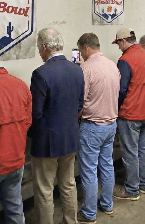 ChuckTamato2's tweet image. Mintzy spotted Archie Manning in the bathroom during halftime. He immediately went up next to him to pee.

Told him he was a big fan, and would love to do a hype up video with him… And then immediately started filming at the urinal