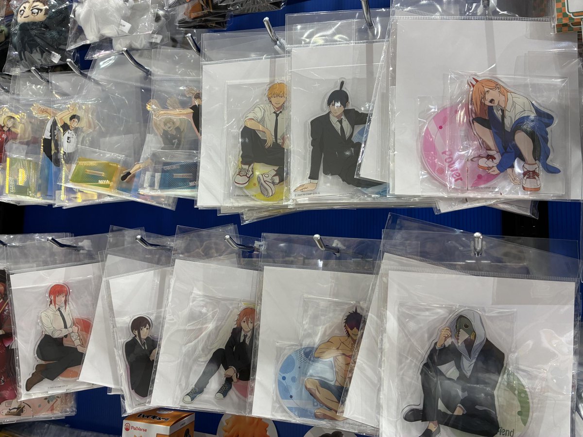 チェンソーマンのグッズ好評販売中です！ アクリルスタンドと缶バッジ