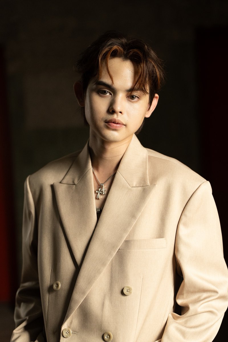 RealEntOfficial's tweet image. ขอแสดงความยินดีกับคนเก่ง “สงกรานต์” สมาชิกวง V3RSE ค่าย White Music ที่ก้าวสู่อีกหนึ่งความสำเร็จในชีวิต เป็นบัณฑิตป้ายแดงจาก มหาวิทยาลัยศรีนครินทรวิโรฒ วิทยาลัยนวัตกรรมสื่อสารสังคม สาขาการออกแบบสื่อปฏิสัมพันธ์และมัลติมีเดีย เป็นที่เรียบร้อยแล้ว!

#SongkranV3RSE #V3RSE