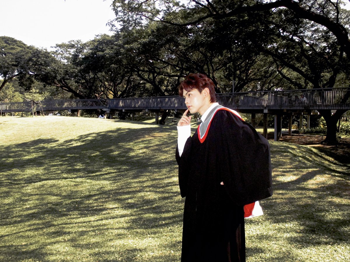 RealEntOfficial's tweet image. ขอแสดงความยินดีกับคนเก่ง “สงกรานต์” สมาชิกวง V3RSE ค่าย White Music ที่ก้าวสู่อีกหนึ่งความสำเร็จในชีวิต เป็นบัณฑิตป้ายแดงจาก มหาวิทยาลัยศรีนครินทรวิโรฒ วิทยาลัยนวัตกรรมสื่อสารสังคม สาขาการออกแบบสื่อปฏิสัมพันธ์และมัลติมีเดีย เป็นที่เรียบร้อยแล้ว!

#SongkranV3RSE #V3RSE