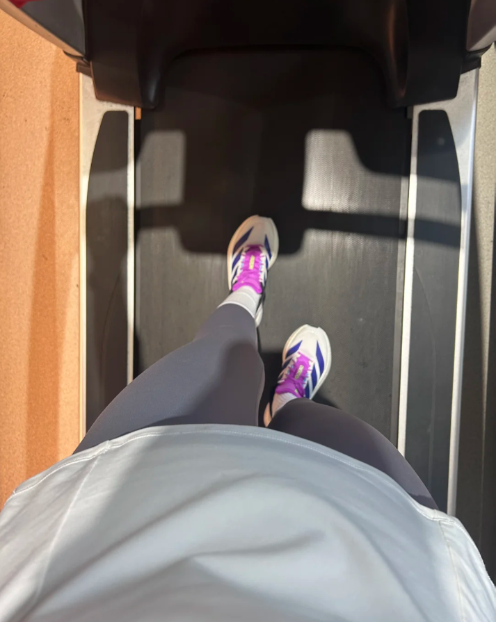 PintuShow5's tweet photo. ジムでのランニングタイム🏃‍♀️💪
心地よい汗をかきながら、目標に向かって一歩一歩進んでいく！
新しいシューズで走ると気分も上がる✨
#ランニング #ジム #フィットネス #運動 #健康 #トレーニング #ランニング女子 #アクティブライフ #汗だく #新しいシューズ https://t.co/VEaHL5VAN4
