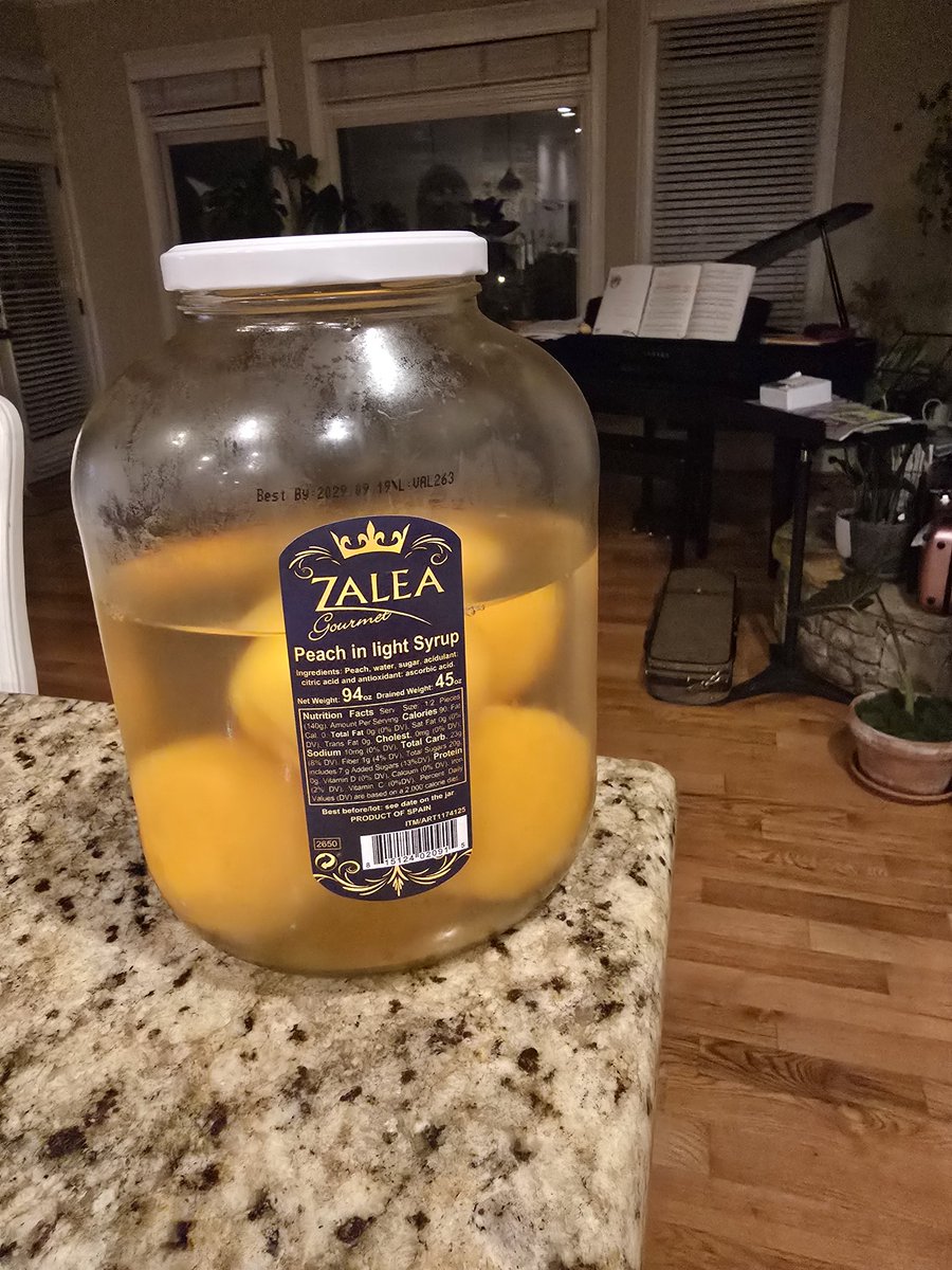 운동후 야식으로 시원한 복숭아 하나. 세상 맛있어요. 코스트코에서 시즌널로 나오는 제품입니다. 언능 츄라이 해보세요. 🍑