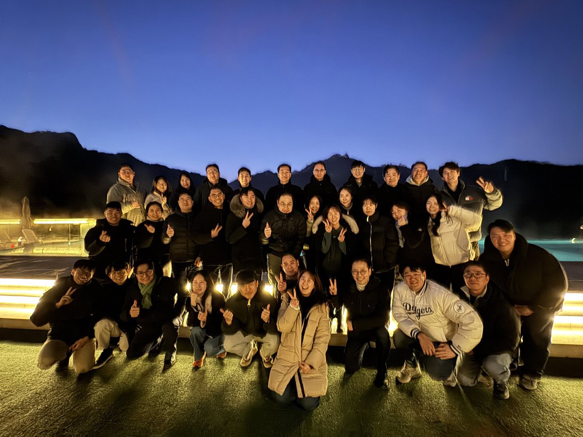 jamiekim's tweet photo. There were fewer than 15 people in the office when I joined @Cloudflare nearly 2.5 years ago. Now the group photo shows how quickly the team has grown. 🥹 https://t.co/09RAZF0fFP