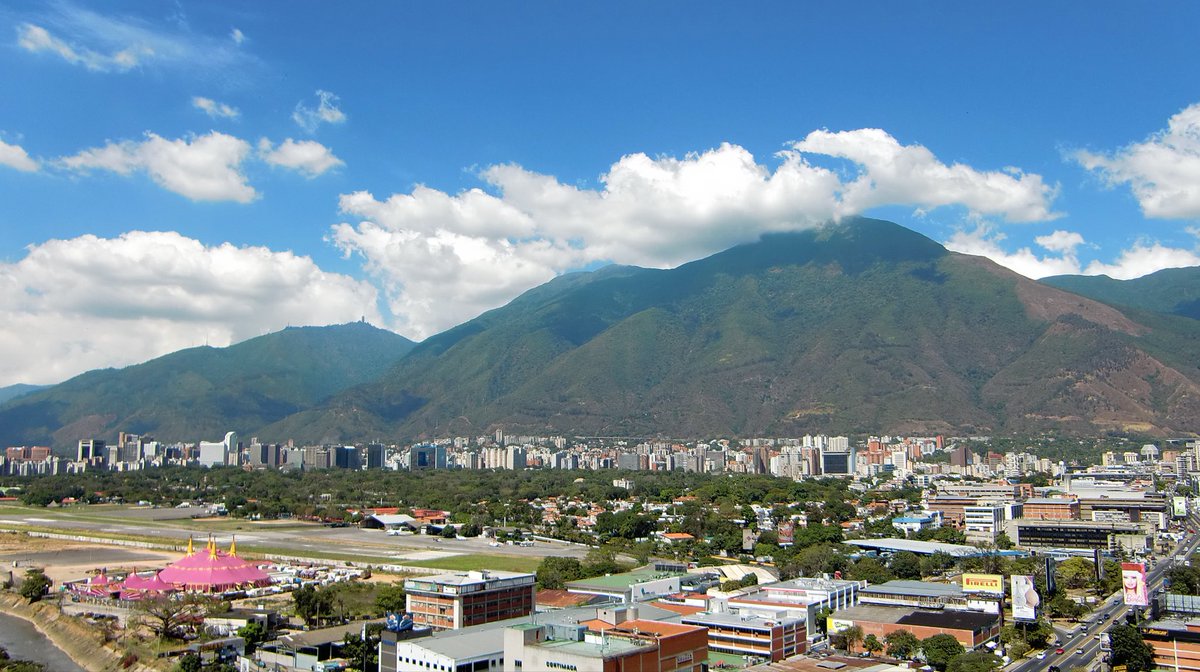 danielescomd's tweet image. #trasnoche26 Saludos desde Caracas, Venezuela y de por vida agradecido con el hermano pueblo argentino que ha asumido el drama venezolano como suyo, dando ejemplo al mundo al acoger a tantos venezolanos e integrarlos como uno más. Siempre en compañía de @canal26noticias