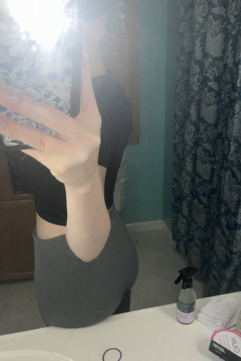 ObseqPrincess's tweet image. grey leggings doing the most 😏
imagine what you don’t see…
👑 link in bio 

#SoftChaos
#CozyVibes
#MainCharacterEnergy
#MirrorPic
#LoungewearVibes
#GreyLeggings
#ConfidenceLooksGood
#SubtleTease
#CurvesInComfort