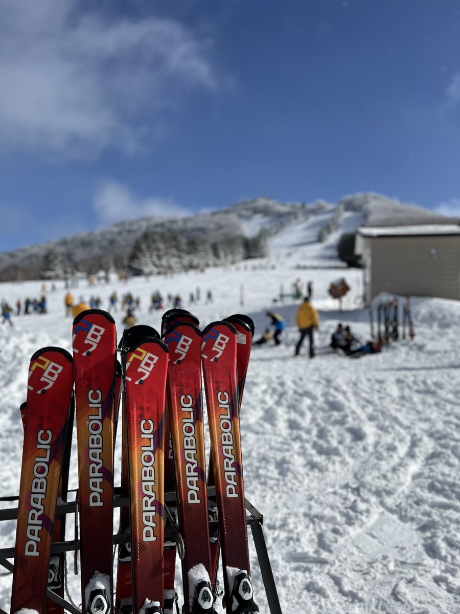 本日は志賀高原は一の瀬エリアに来ています。昨日しっかり降って今日は快晴☀️🏔️これとない最高のゲレンデ状況⛷️たくさんのスキー学習の生徒さんが楽しんでます⛷️⛷️⛷️
#swallowski #スキー #志賀高原 #スキー学習 #天気最高