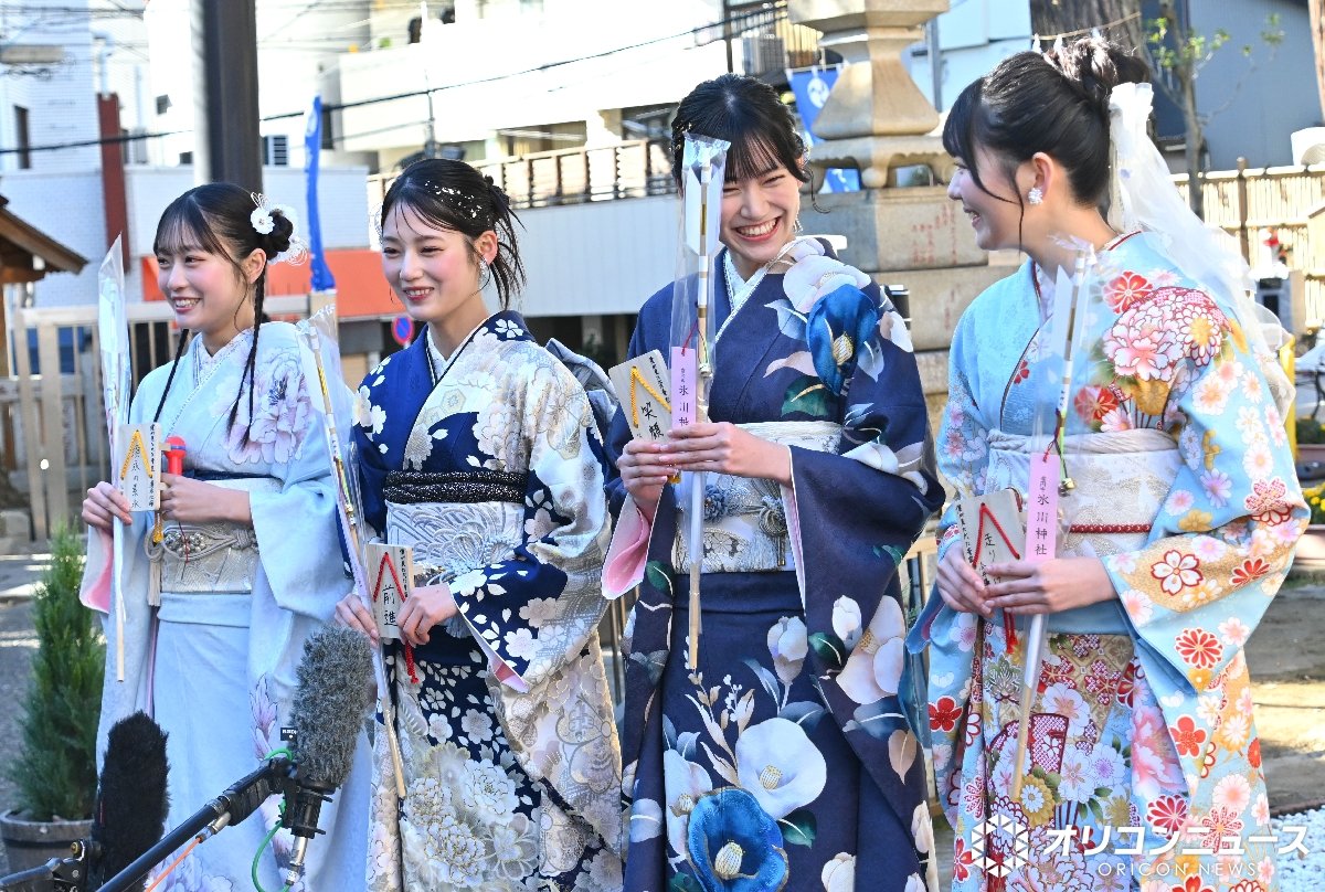 oricon's tweet photo. 僕が見たかった青空
二十歳メンバーが“青空”のもと成人式⛩️

今井優希、須永心海、柳堀花怜、吉本此那
晴れ着姿を披露
https://t.co/hpwb1NJvMF

僕青・須永心海、ギャグ卒業宣言も
メンバーからの声で継続に
無茶ぶりにも全力“馬ギャグ”で応える🐎
https://t.co/Dr82flZpz0

#僕が見たかった青空 https://t.co/BAtzmF9ycS