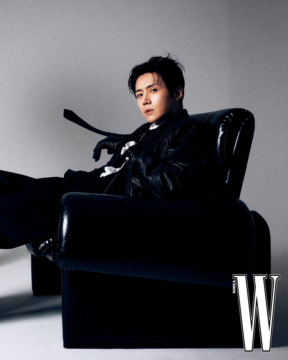 W Korea b-cut으로 공개된 배우 김선호 이미지