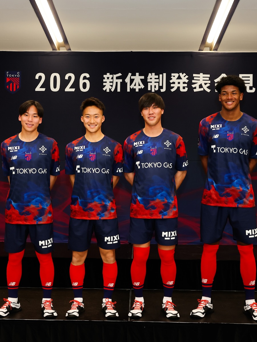 Boxer949's tweet image. 新しいユニフォームに身を包んで、いよいよ新シーズンがスタート🔥⚽️
チームの一体感と気迫がビシビシ伝わってきます💪😤
このメンバーでどんな景色を見せてくれるのか…🌈
期待しかない2026シーズン📣✨
最後まで共に戦いましょう‼️🙌🔴🔵

#FC東京 #fctokyo #新体制発表 #2026シーズン #期待