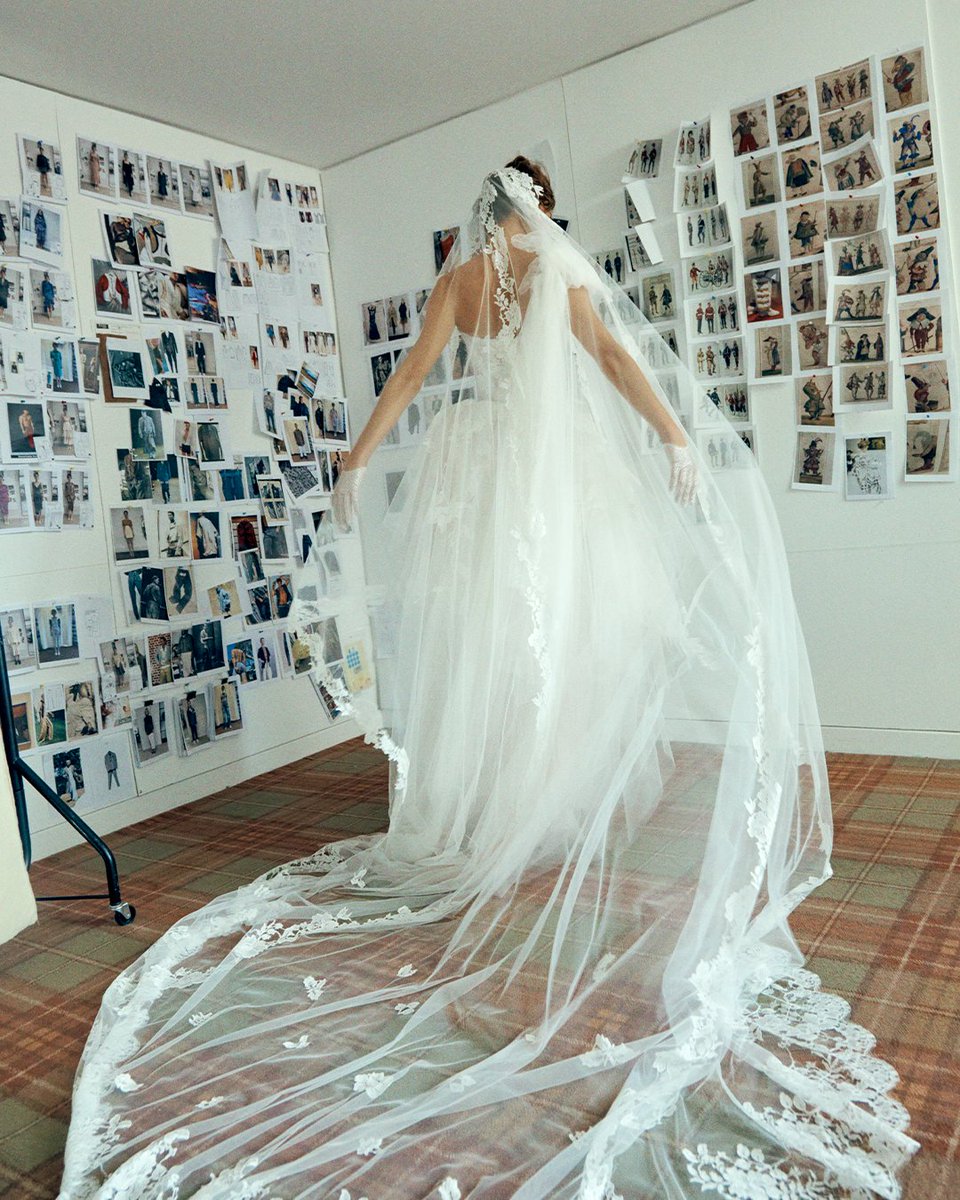 幻想美へのオマージュとして生まれたBROKEN GLASS DRESSは、幾重にも