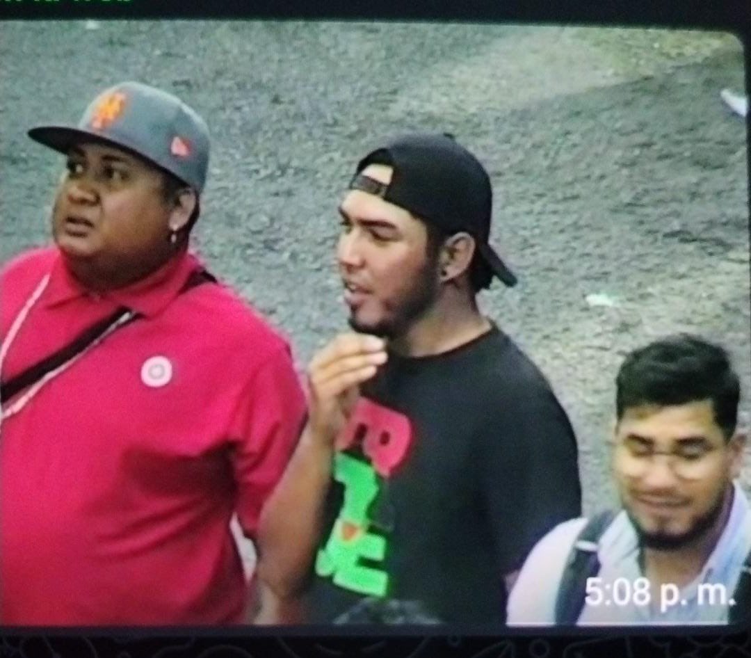 ‼️IDENTIFICADOS‼️

Aquí están los que atentaron contra la diputada Gladys Aurora. 

Héctor García(Camisa Negra) Vive en la Col. Cerro Grande Zona 2, trabaja en la Alcaldía. 

<a href="/PoliciaHonduras/">Policía Nacional de Honduras</a>