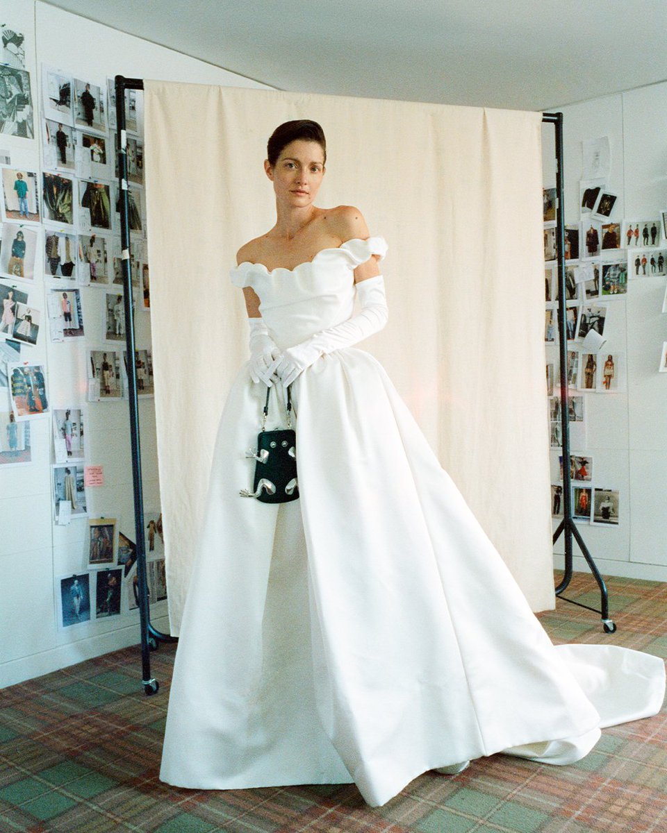 2012年春夏コレクションWAR AND PEACEに登場した、誇張されたアーマー