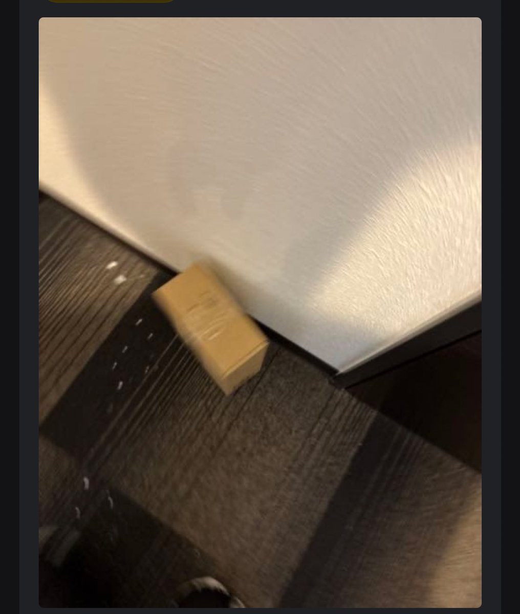 置き配の指定に宅配ボックスしかチェック入れてないのに、玄関先に置かれてた。しかも、オートロックのマンションなのに、どうやって？？
指定通りに配送して欲しいですね。
Amazonだけど、今までこんなこと無かったのに、なんか残念です。
もう頼まないかも。