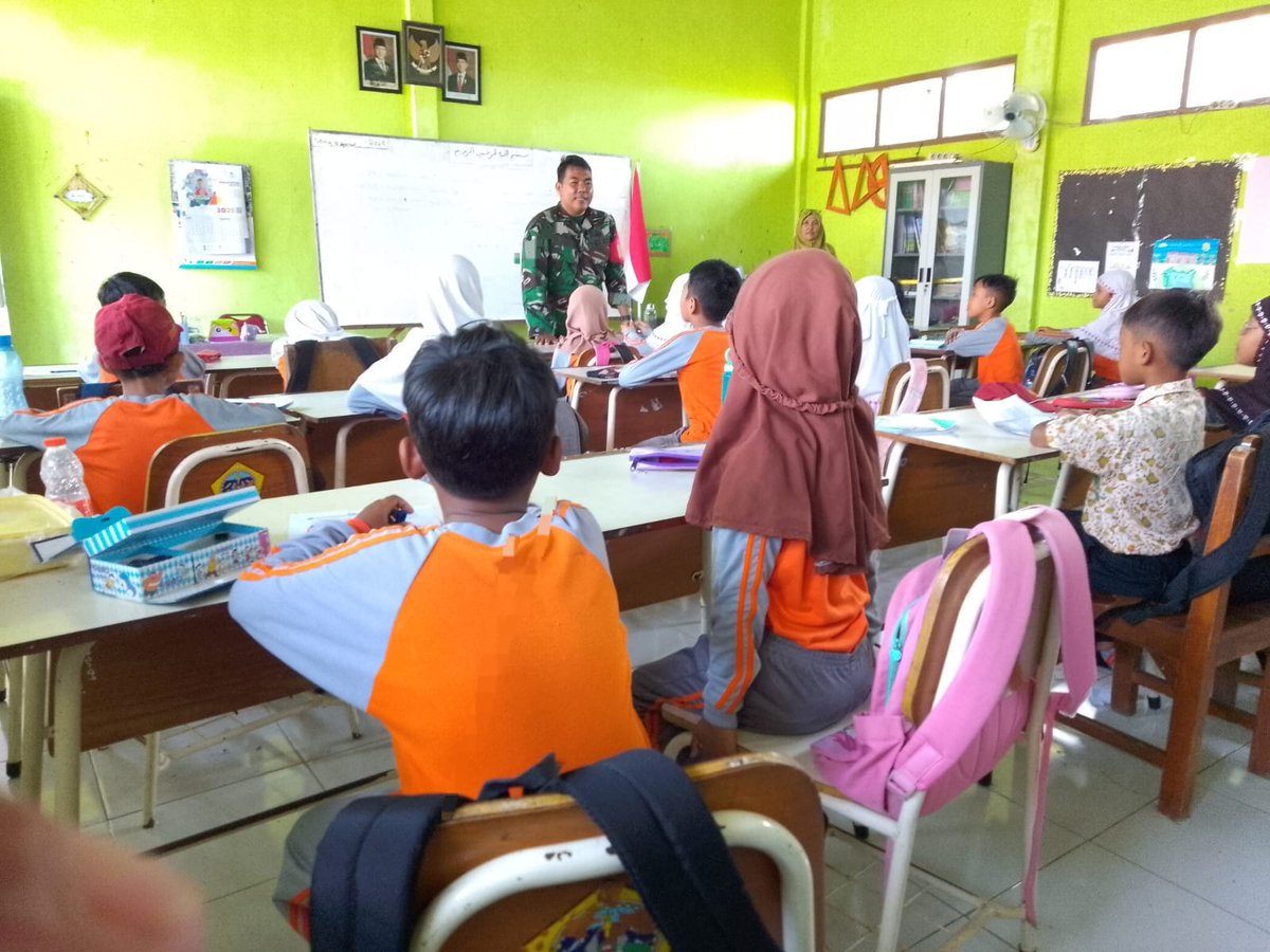Tanamkan Cinta Tanah Air, Babinsa Berikan Wawasan Kebangsaan di SDN Tebalo garudasatu.id/tanamkan-cinta…