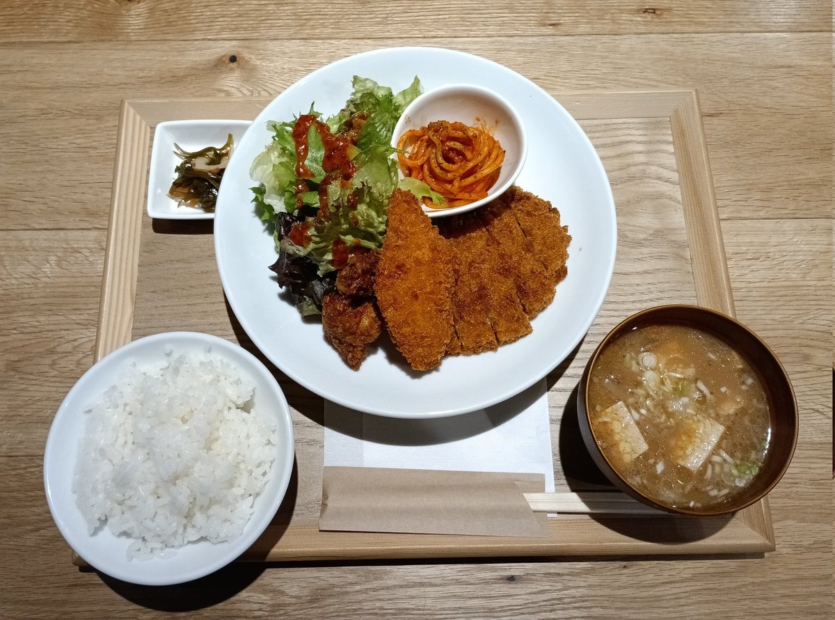 今日のお昼ご飯は
大通りアーケード内にある
食堂ippo ippoで
日替わり定食を食べてきました❗
初入店でしたがとてもオシャレなカフェ風のお店で、
日替わりの惣菜がとんかつ、白身魚のフライ、唐揚げ、ナポリタンと豪華で
とても美味しかったです❗😋
ごちそう様でした🙏
#盛岡市
#お昼ごはん