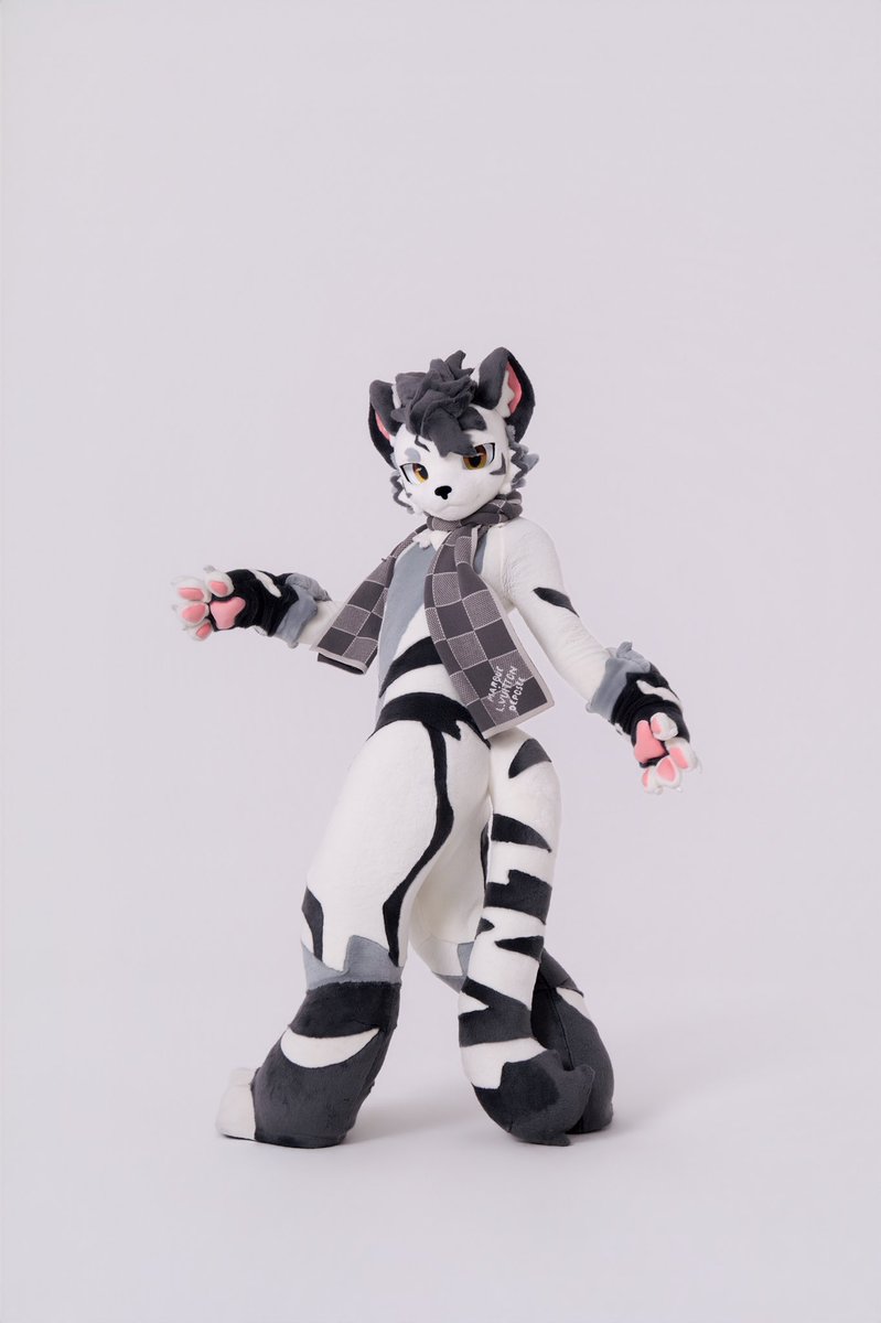 Lanze4342's tweet image. Commission showcase

The dance perfectly shows the curve of the fursuit!