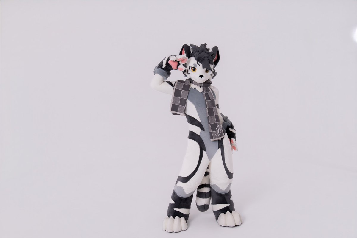 Lanze4342's tweet image. Commission showcase

The dance perfectly shows the curve of the fursuit!