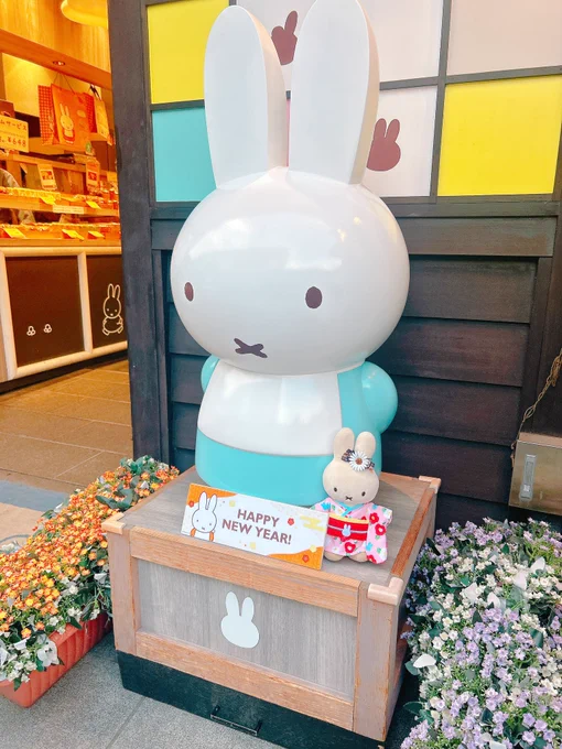 昨日みっふぃーきっちんにも行きましたがさすがにパンがたくさん残ってました。 クリームパン初めて食べたけど美味しい。 あんぱんはお耳が合体しすぎていた。