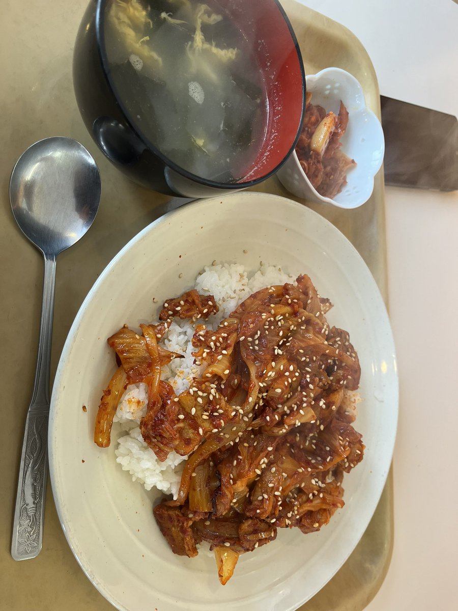 豚キムチ定食にキムチついてて笑ってしまった。