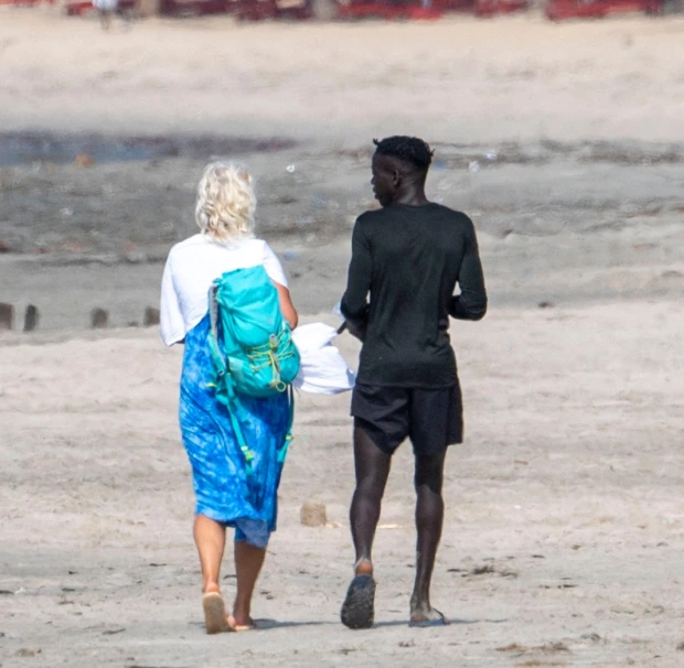 🇰🇪 Kenia es uno de los mayores destinos de turismo sexual femenino en África Oriental.

Mujeres europeas, generalmente mayores, viajan a la costa (Mombasa, Diani Beach) buscando hombres jóvenes con los que “conectar”… o directamente mantener relaciones a cambio de dinero,