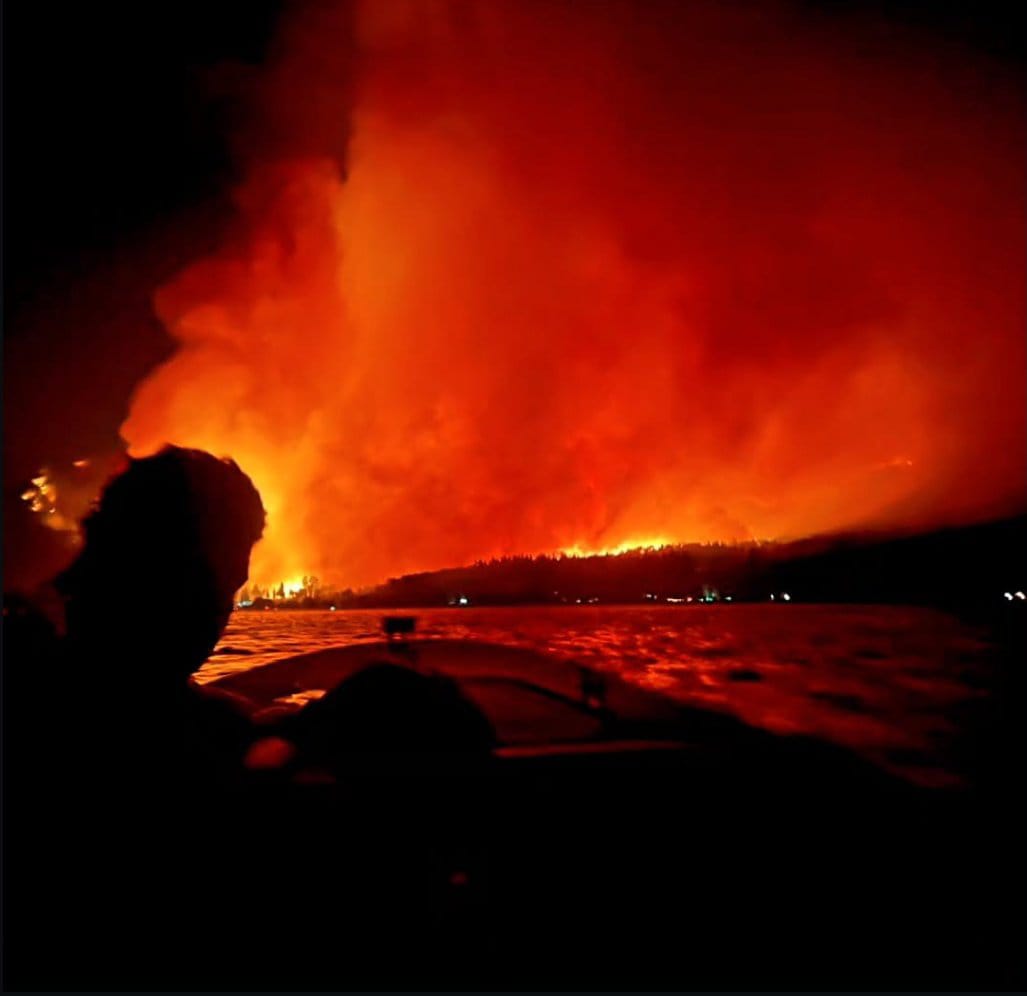 davidcorreatv's tweet photo. El fuego en el sur argentino llegó a la ruta nacional 40, entre Epuyen y El Hoyo, Chubut. La ruta está cortada. Qué pena, qué bronca e impotencia, mientras el Gobierno desfinanció el Servicio Nacional de Manejo del Fuego con recortes que superarían el 70% en términos reales. https://t.co/wbeExUBPJ3