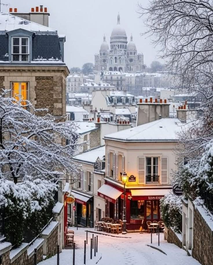 nritravelogue's tweet image. Montmartre district of Paris, France