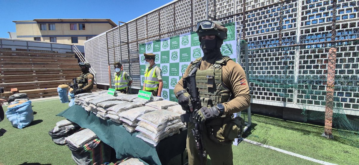 #Policial | OS7 de Carabineros incauta casi una tonelada de marihuana, desarticula asociación criminal y detiene a tres personas en #Antofagasta.

El operativo, realizado tras patrullajes focalizados y coordinado con la Fiscalía SACFI, es parte de una serie de decomisos que