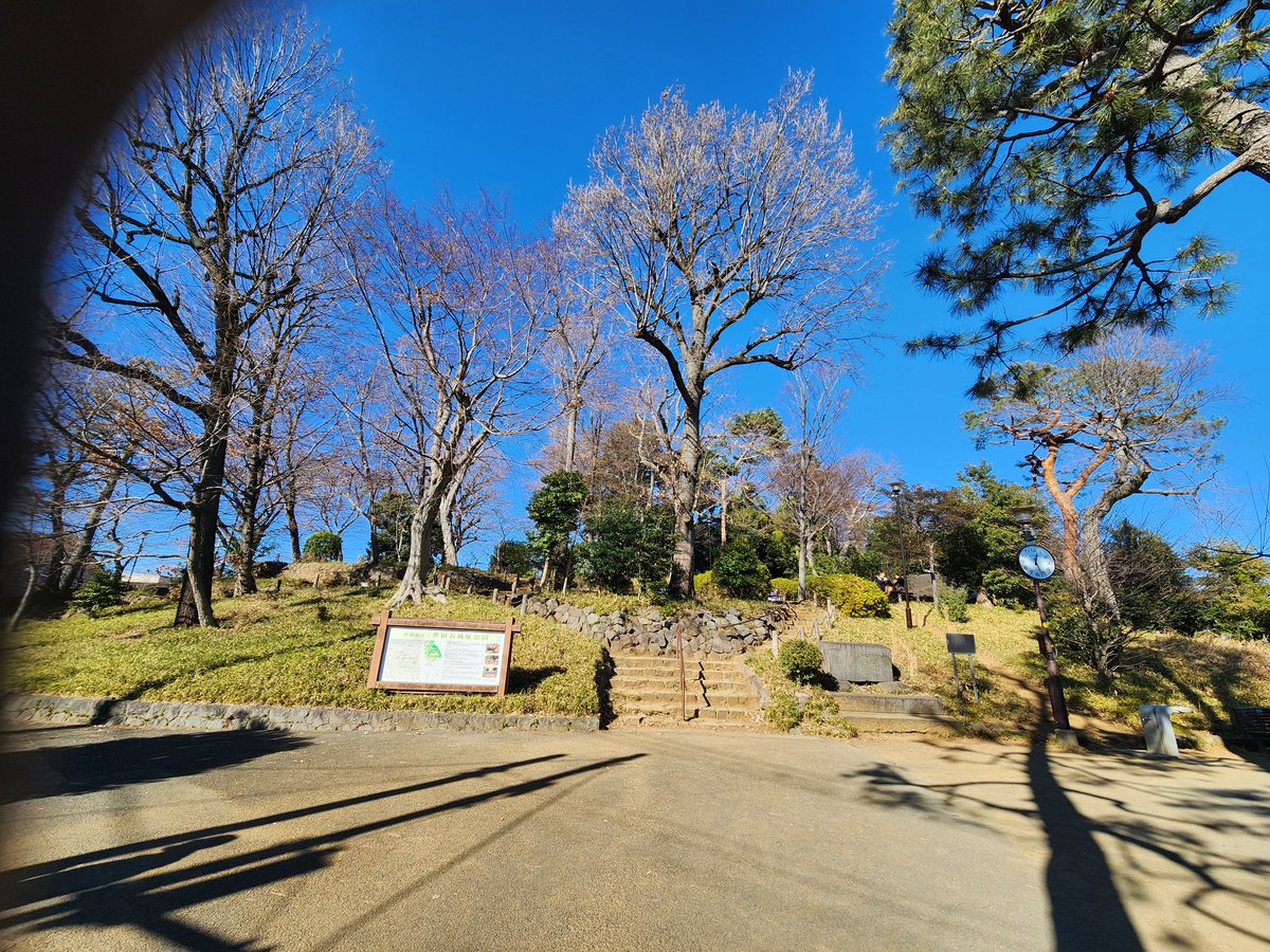 KKhanbee1's tweet photo. 現場の近くに「世田谷城跡公園」があったので、昼休みによってみた。室町時代に造られ、秀吉の小田原城攻めによる北条氏滅亡時に廃城となった。 https://t.co/tIKpD5uEud