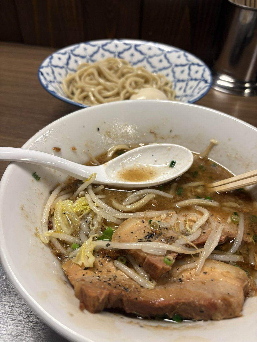 過去一美味過ぎて食う前の画像忘れた。コレを食わずして死ねない。地方局のラーメングランプリにこの店でないのは、人が殺到して食べられなくなるのが嫌で、みんなヒミツにしてるとしか思えぬ。
#浜八道
#二代目浜八道
#限定麺