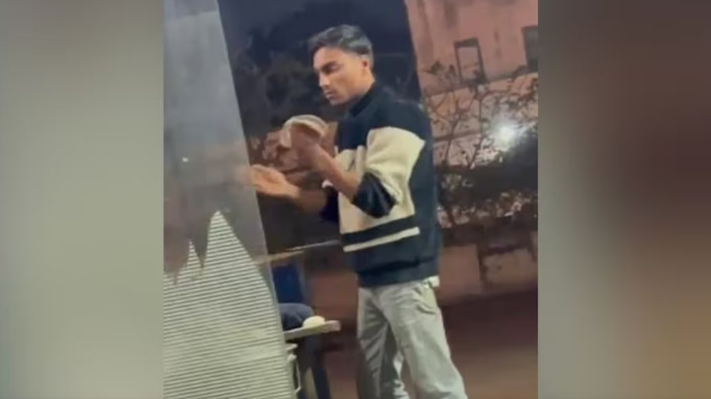 थूक लगाकर तंदूर में सेंकीं रोटियां… गाजियाबाद में कारीगर की घिनौनी हरकत, वीडियो सामने आने के बाद एक्शन

गाजियाबाद में एक दुकान पर रोटियां बनाने वाले कारीगर की घिनौनी हरकत सामने आई है. यहां उसने थूक लगाकर तंदूर में रोटियां सेंकीं. मौके पर मौजूद किसी व्यक्ति ने इसका वीडियो बना