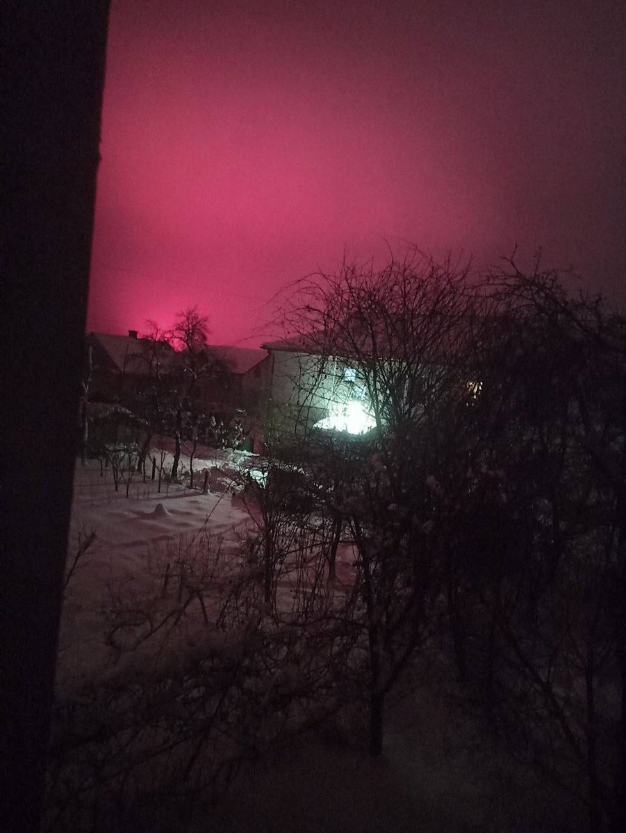 ⚠️⚠️⚠️⚠️⚠️DID RUSSIA JUST NUKE UKRAINE??

BELOW A PICTURE OF THE SKY IN WESTERN UKRAINE AFTER RUSSIA'S ORESHNIK IRBM STRIKE!! THERE'S ONLY ONE THING THAT WOULD CAUSE A PINK SKY LIKE THIS AND THAT'S THE PRESENCE OF IONIZING RADIATION INTERACTING WITH THE IONOSPHERE!!