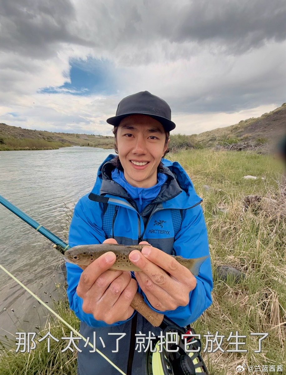 2amWangYibo's tweet image. โอ๊ยยเด็กอะไรทำไมน่ารักงี้ 😆 นี่เลยๆ รูปที่พี่จิมมี่ถ่ายอี้ป๋อจับปลามาได้แล้วก็เอามาถ่ายรูปก่อนจะส่งน้องคืนลงน้ำไป ใจดีที่สุดน่ารักที่สุดเลยยย ดูยิ้มป๋อสิแฮปปี้ที่สุดรายการนี้คือเดอะเบสท์เลย #WangYibo