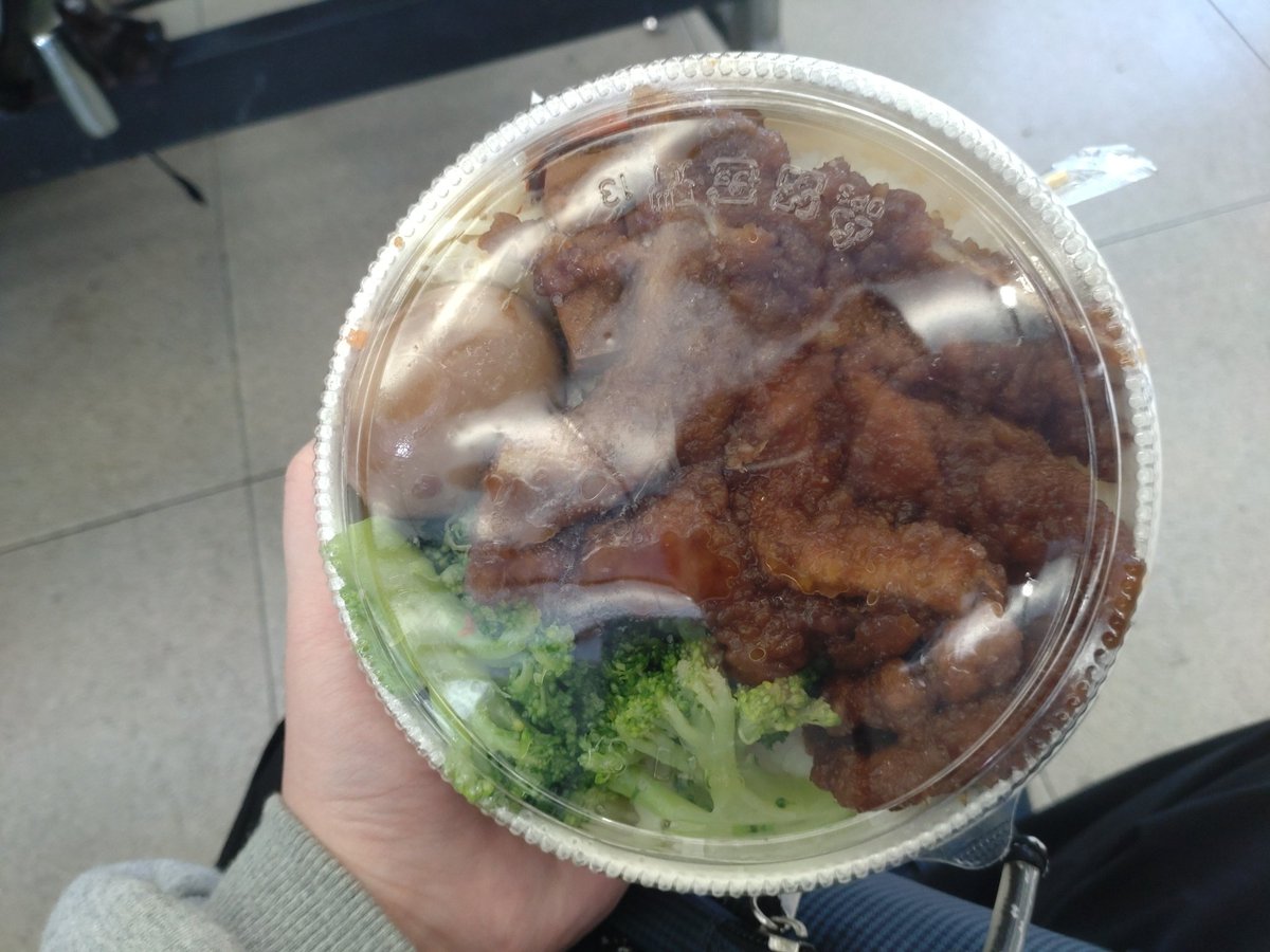 60台湾ドル（約300円）の駅弁なくなったけど それとも80ドル（約400円）のこれがある 台湾鉄道強すぎ