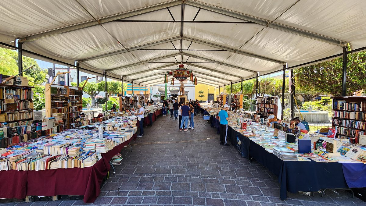 FERIA DEL LIBRO EN TLAQUEPAQUE
La Feria del Libro Usado de Tlaquepaque se llevará a cabo del jueves 8 al domingo 18 de enero de 2026 en el Jardín Hidalgo, con un horario de 10:00 a 21:00 horas.
Durante estos días, la feria ofrecerá:
Stands de venta de libros usados y antiguos.