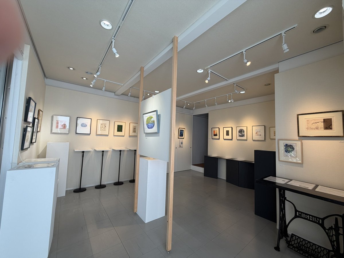 3ta2_gallery's tweet photo. 明日から2026年最初の企画展が始まります。27名の新作版画をご覧いただけたら嬉しいです。
⚫︎小さな版画展-Seed Stories25_26-
会期 ｜2026年1月10日(土)～1月18日(日)　
時間 ｜11:00 ‐17:00 最終日のみ16:00
会場 ｜3ta2 SANTANI GALLERY
@seedstories_ 
@3ta2_gallery https://t.co/LQaj7zSxXv