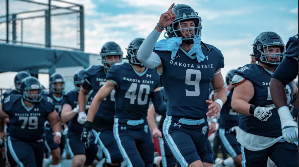 Jr8Lindsey's tweet image. #AGTG blessed to receive my 6th offer from Dakota State University🔵⚪️ @DakSt8Football @Livewith123 @lolar70 @thelimboparks @CoachV_Moon @MozeeJ43 @LSWTitanFB @CoachBress_CSC @CoachGuptel @_CoachDbZo @Coach_Boes @_CoachSantana_  @coachWillieHorn