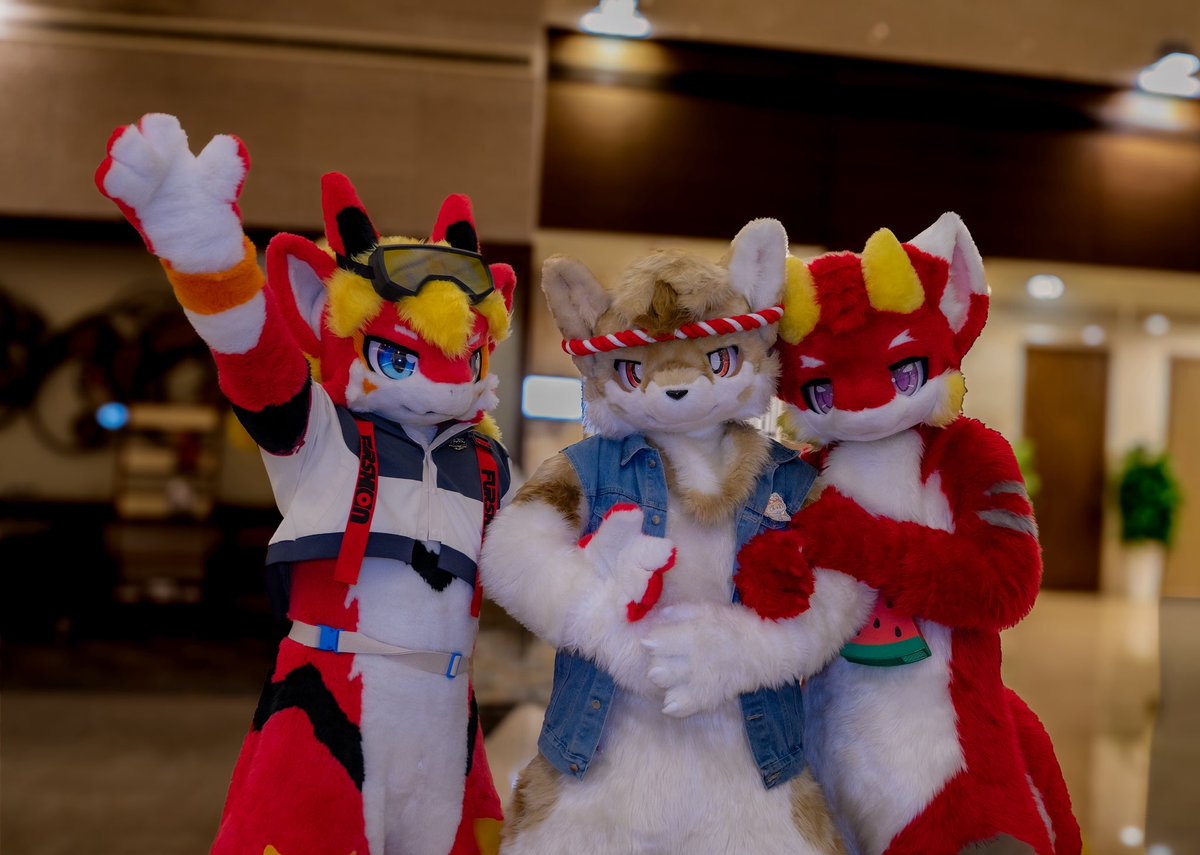 HyotakiXL's tweet photo. #FursuitFriday 

和紅色的龍們

L:@dragon_rms 
R:@Shadowofmingye 
📷:@dreamnight0821 https://t.co/mRl9IelcNl