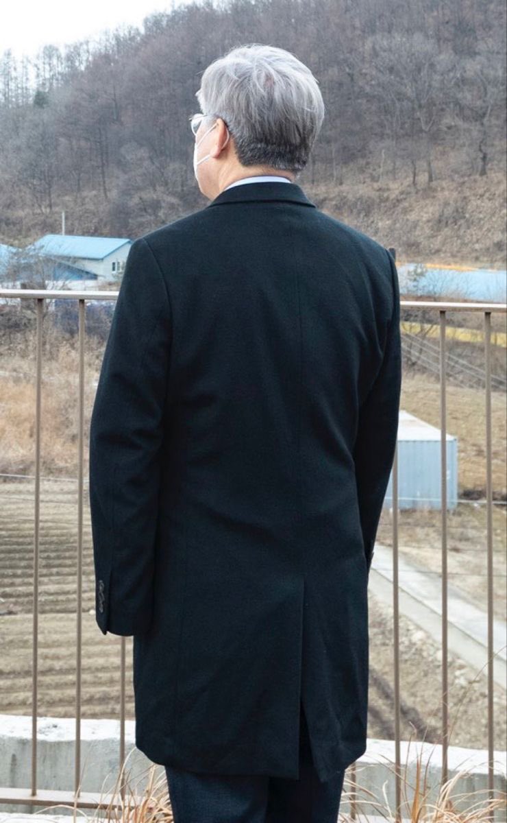 有點困擾，明明星期二四都玩射了。星期二還玩了1小時，星期四也被玩了幾十分鐘。今早滑一下「X」看到一堆AI西裝伯照、粗屌熊熊的噴精影片，現在屌又硬了…

想要玩屌了，星期五了該怎麼辦呢？是去三溫暖還是去逛一下公園？