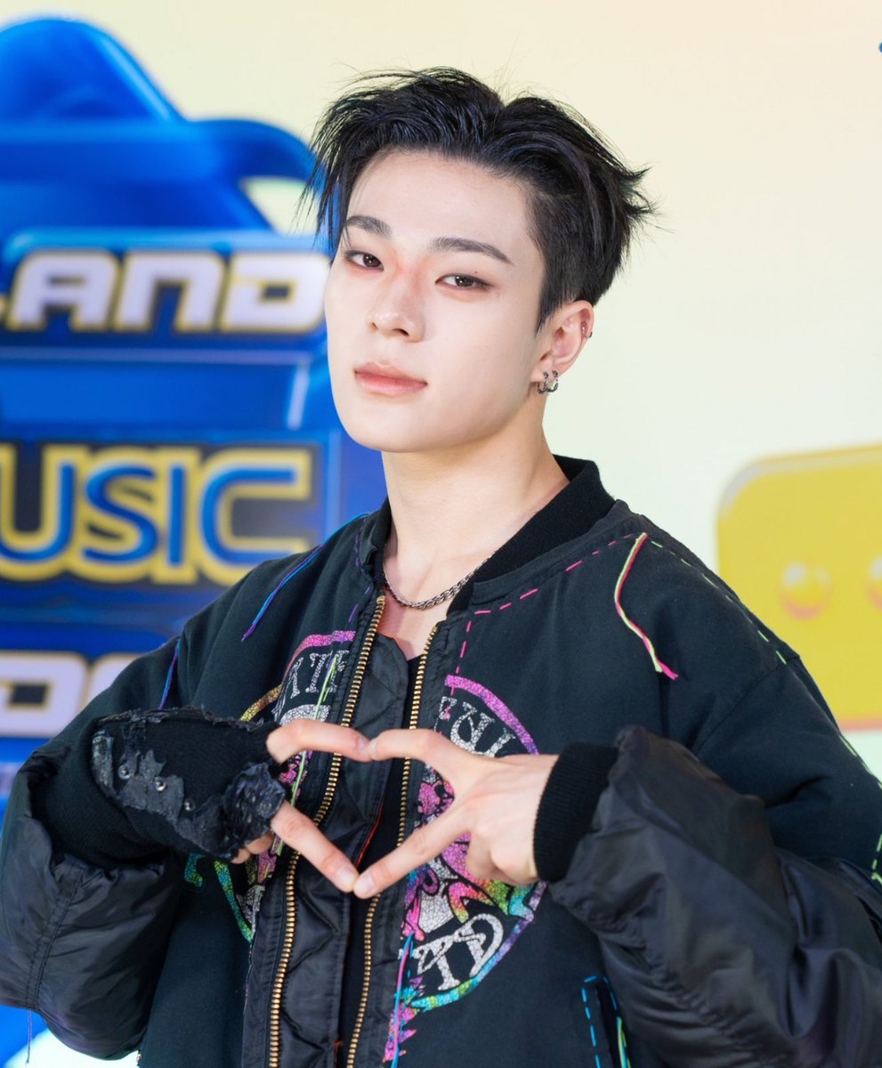 zzoo_nmin's tweet image. 준미니 이런 메이크업 첨 봐요……….. 신기함