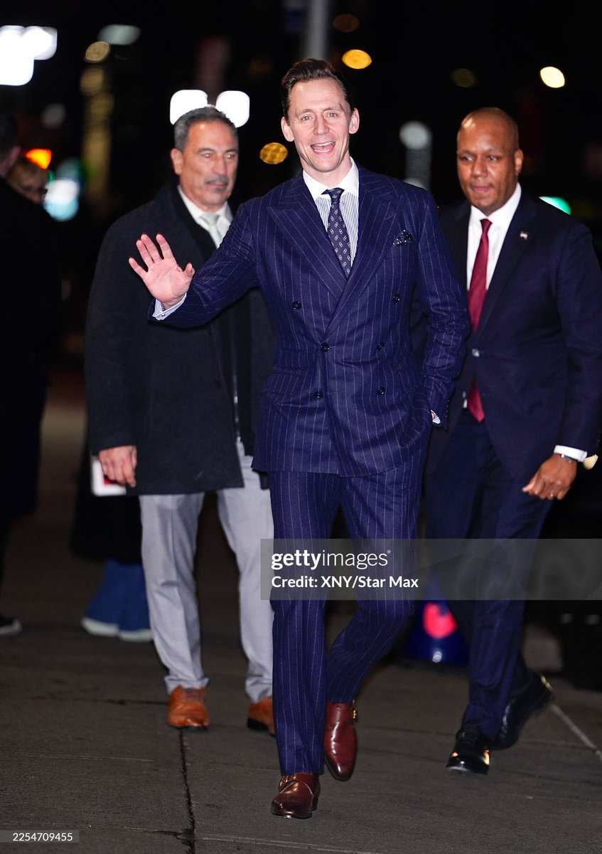 TomHidFansLATAM's tweet photo. #HiddlesNews.
Tom llegando al programa 'The Late Show'
Pt.3
Sin duda empezamos fuerte el 2026.
๐ท: XNY/Star Max. Gettyimages.
#TheLateShow #TomHiddleston #twhiddleston #Hiddleston #Tomhiddlestonfanslatam #hiddlesfans #hiddlestoners #hiddlesarmy #hiddles https://t.co/MappaC6l5e