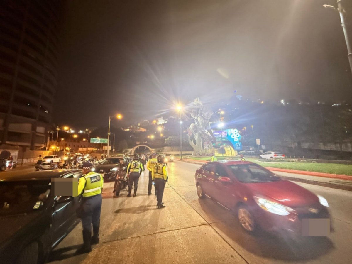 ATM_Transito's tweet image. 📢En coordinación con la @PoliciaEcuador, la #ATM desarrolla un operativo de control en la salida del túnel del cerro Santa Ana, con el objetivo de verificar el cumplimiento de las normas de tránsito, ordenar la circulación vehicular y reforzar la seguridad vial en el sector.…