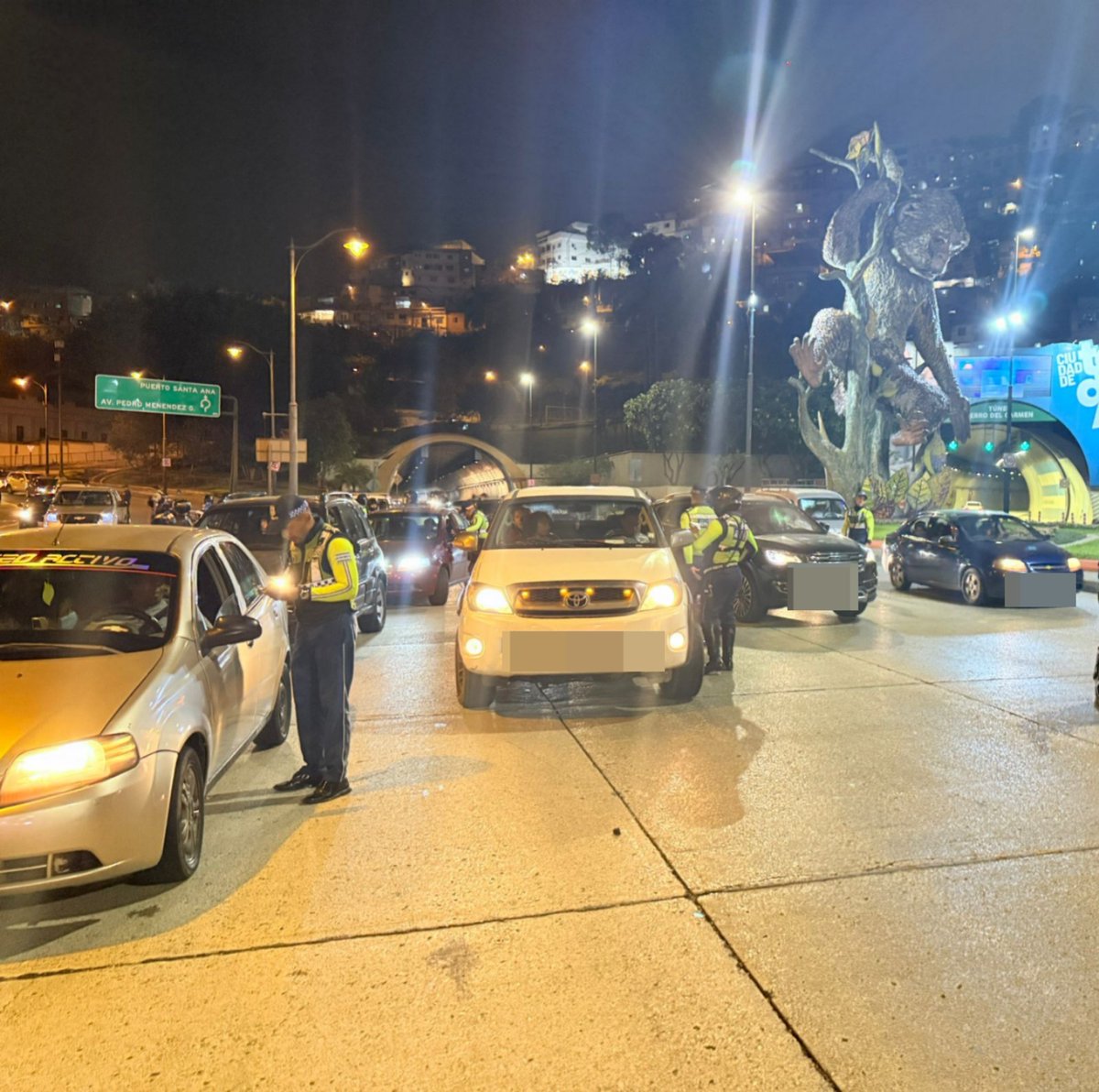 ATM_Transito's tweet image. 📢En coordinación con la @PoliciaEcuador, la #ATM desarrolla un operativo de control en la salida del túnel del cerro Santa Ana, con el objetivo de verificar el cumplimiento de las normas de tránsito, ordenar la circulación vehicular y reforzar la seguridad vial en el sector.…