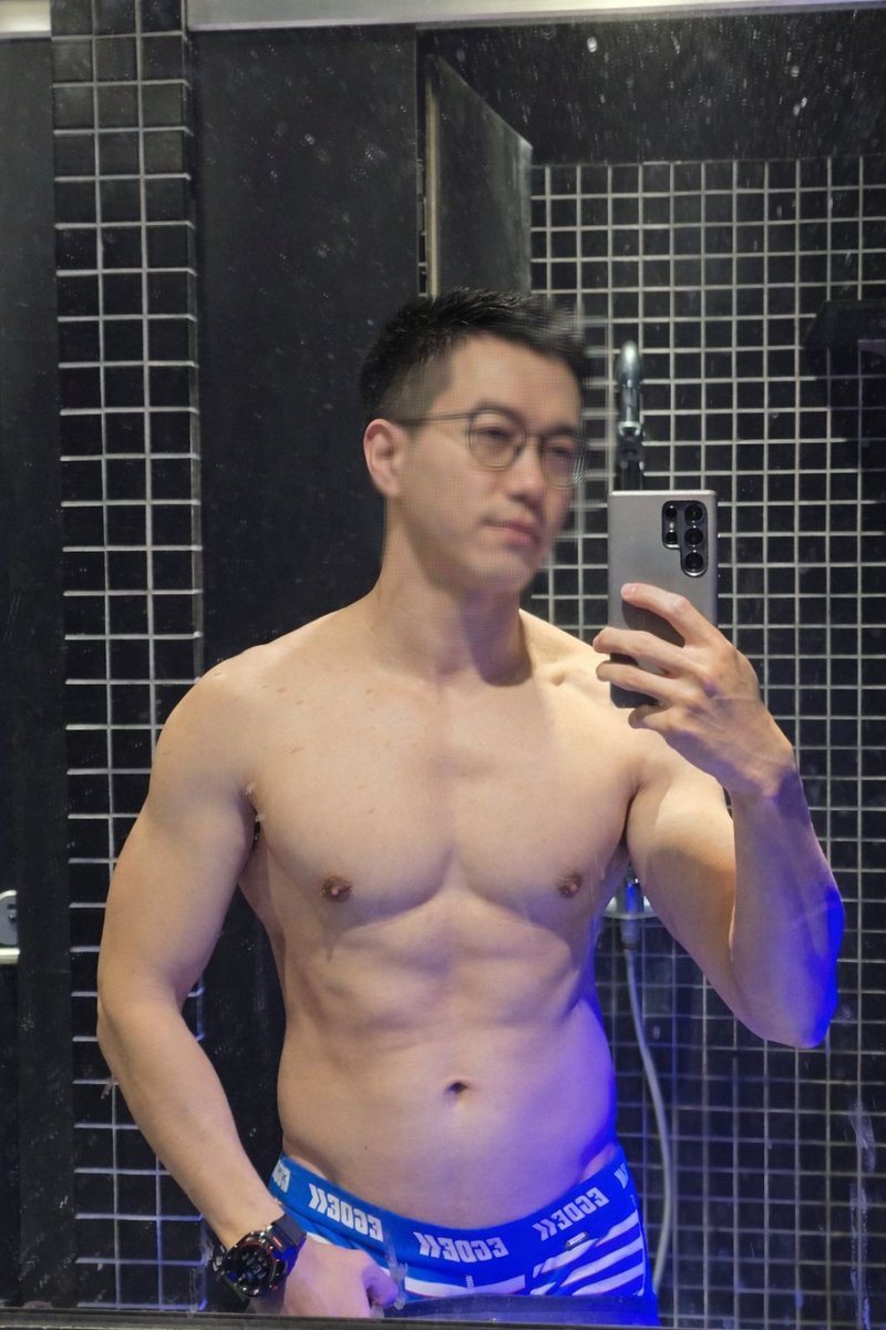 今天穿著這件已經穿了三天的內褲運動，
明天就要把它寄給購買原味內褲的粉絲了，希望他會喜歡我的味道。