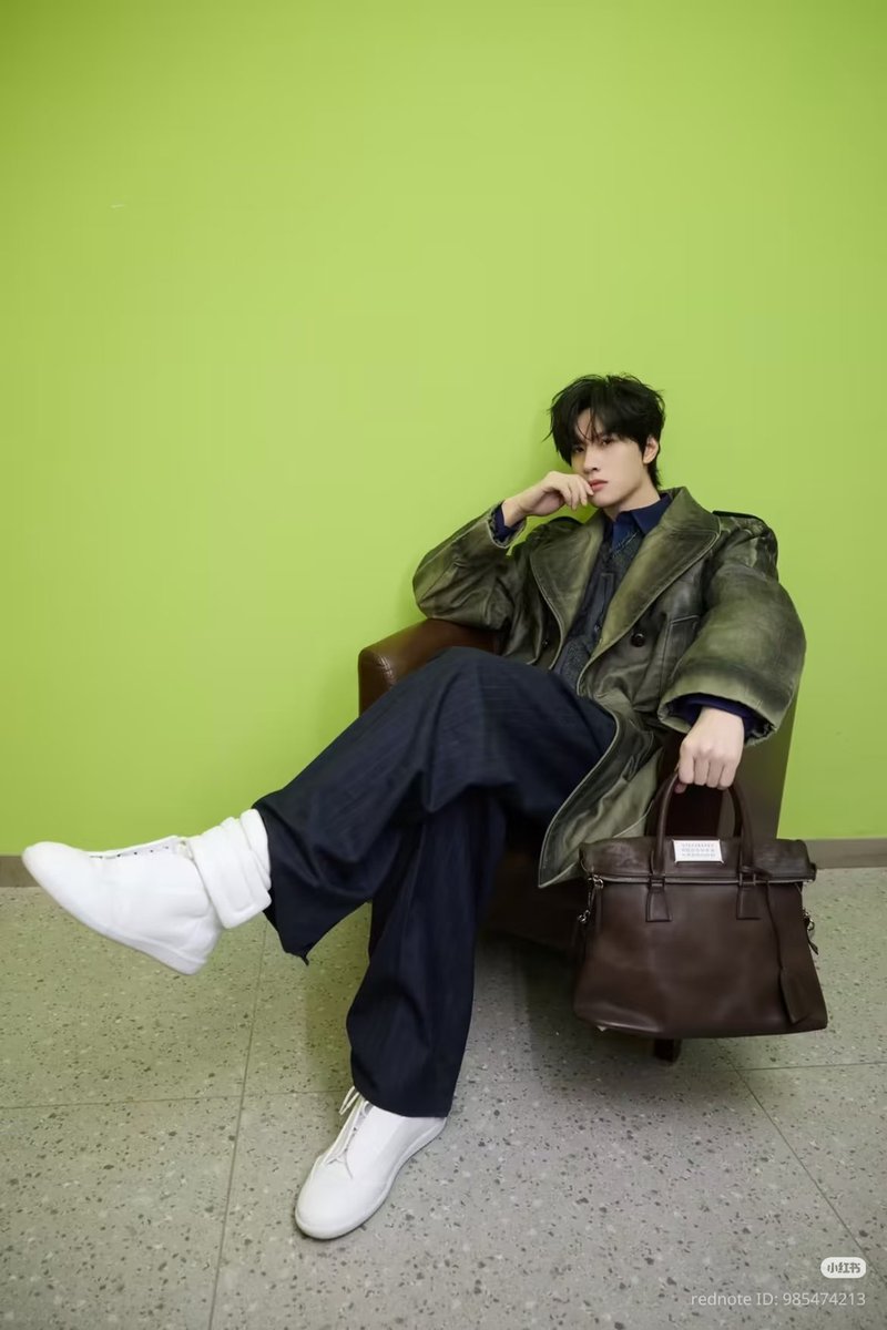 xiaoxindaily's tweet image. Zhan Xuan in Maison Margiela FW25 AVP collection: a dark green coated coat, dark gray vest, navy shirt, navy pinstripe suit trousers, a brown large 5AC tote bag, and white Future Sneakers 😍

#ZhanXuan #展轩