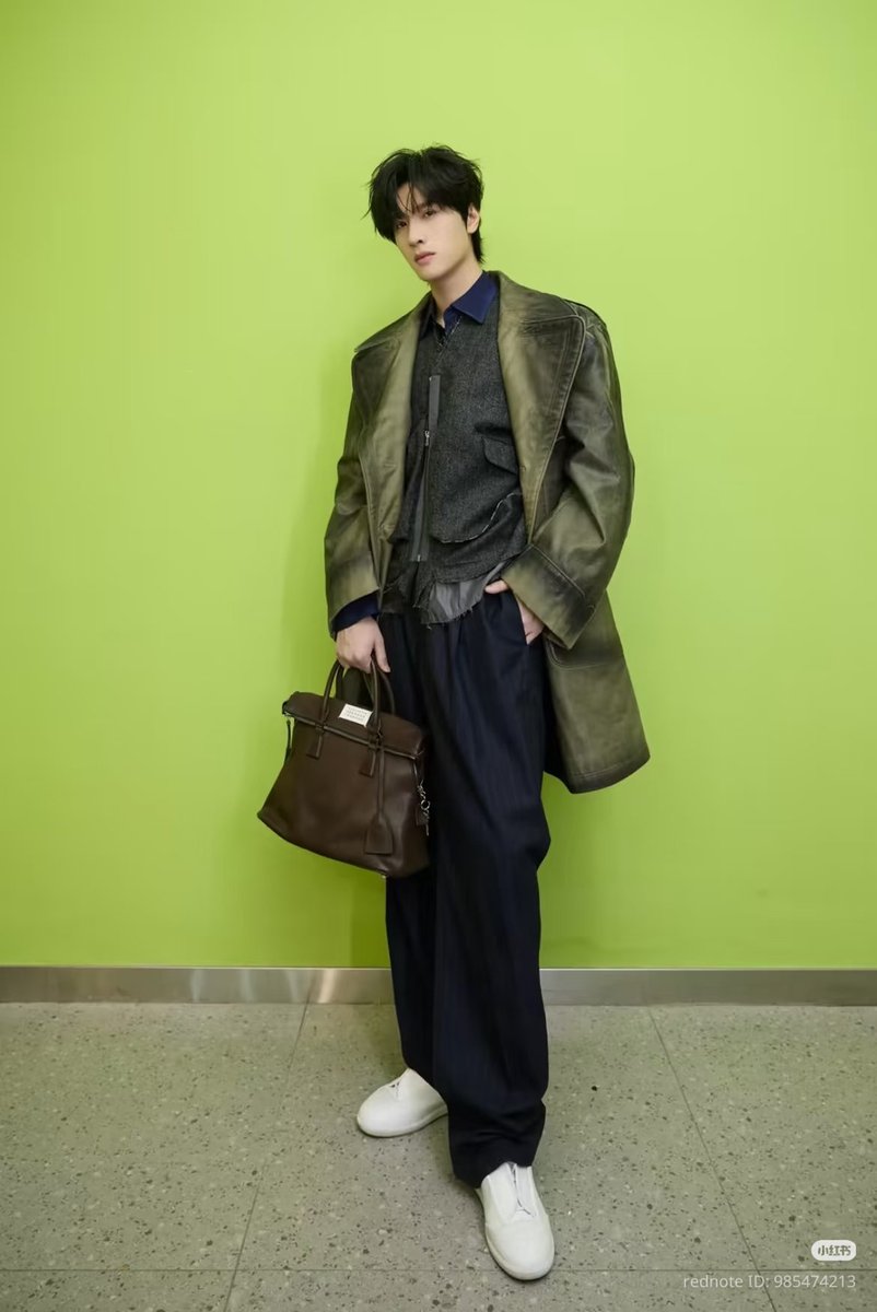 xiaoxindaily's tweet image. Zhan Xuan in Maison Margiela FW25 AVP collection: a dark green coated coat, dark gray vest, navy shirt, navy pinstripe suit trousers, a brown large 5AC tote bag, and white Future Sneakers 😍

#ZhanXuan #展轩