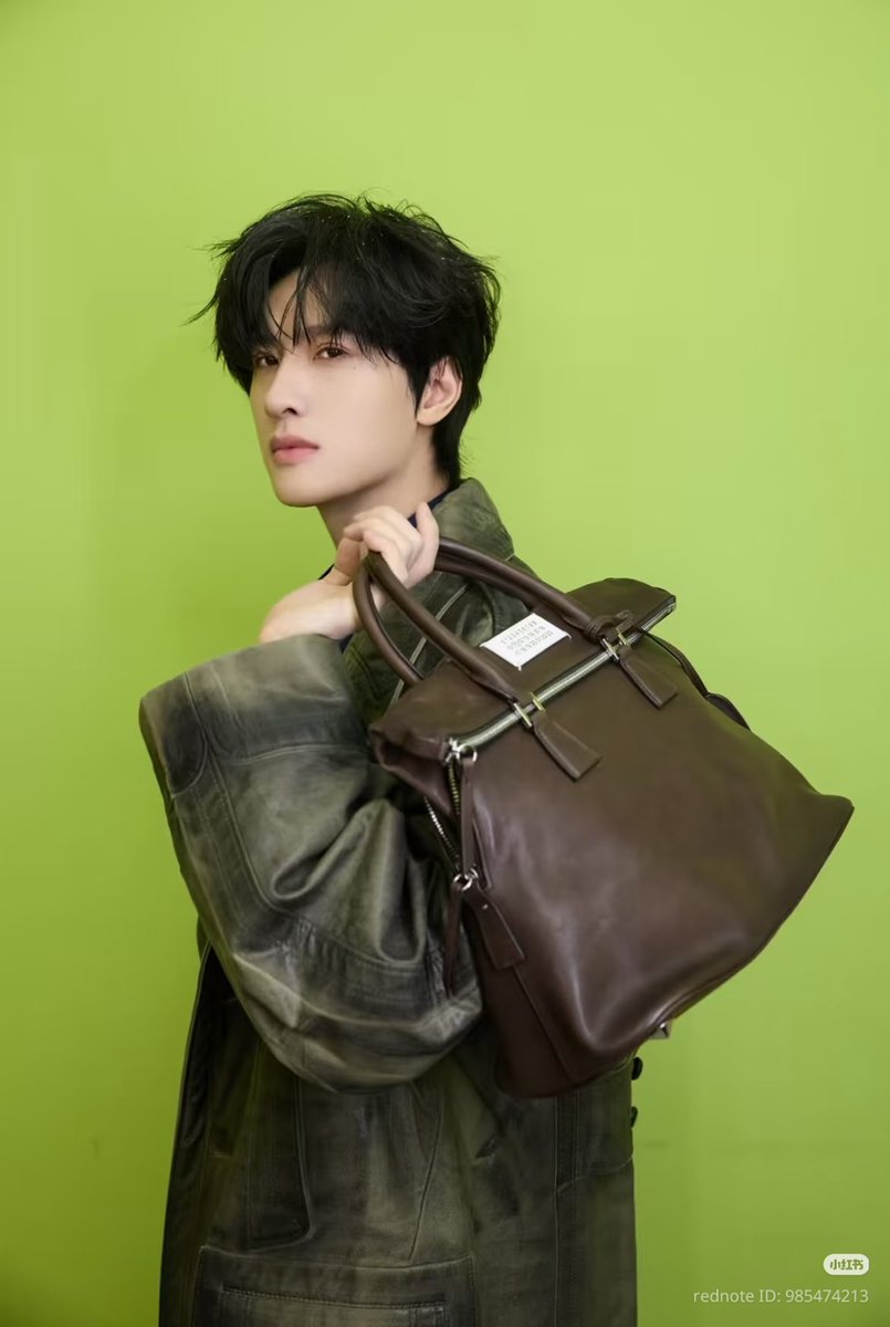 xiaoxindaily's tweet image. Zhan Xuan in Maison Margiela FW25 AVP collection: a dark green coated coat, dark gray vest, navy shirt, navy pinstripe suit trousers, a brown large 5AC tote bag, and white Future Sneakers 😍

#ZhanXuan #展轩