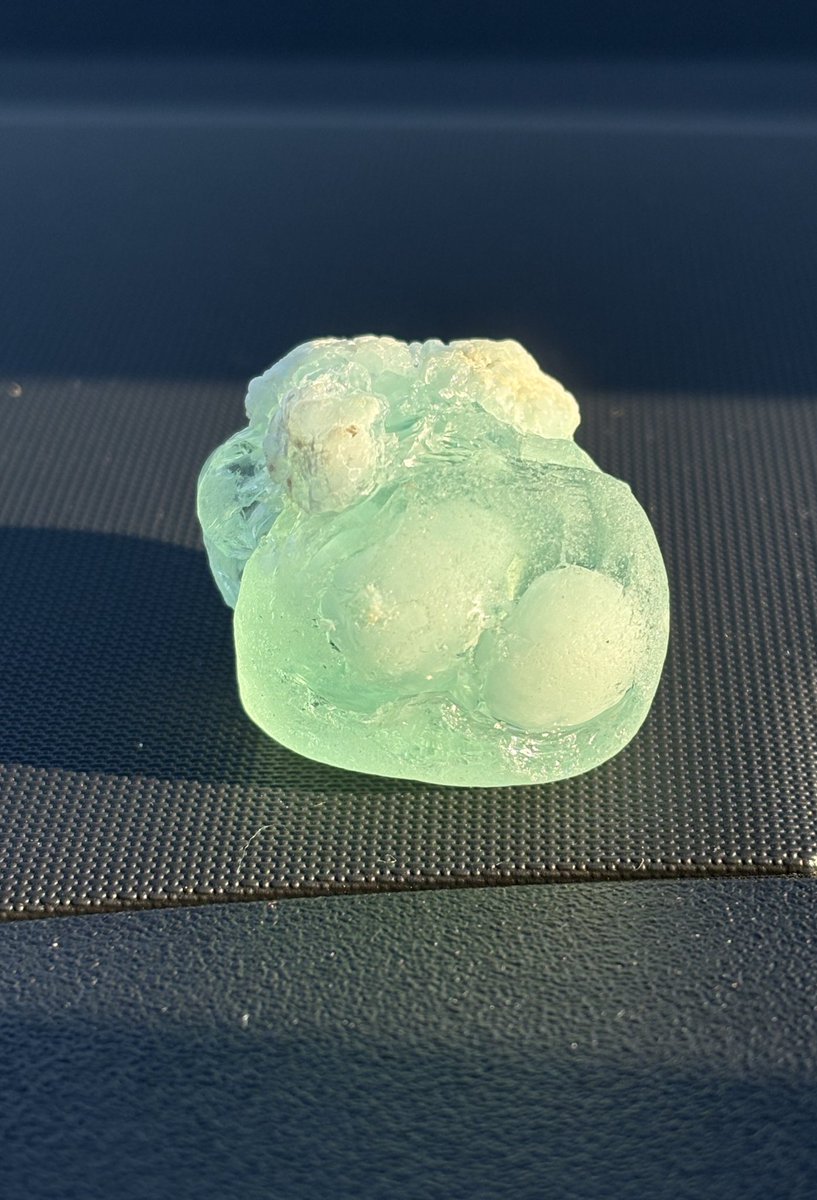 UIVsaYe6gyFqNKj's tweet image. 氷のかけらの様なシーグラス発見😍と思ったんですが、光に透かすと白い玉石が入っているし、これはもしや鉱物？？
鹿児島湾産