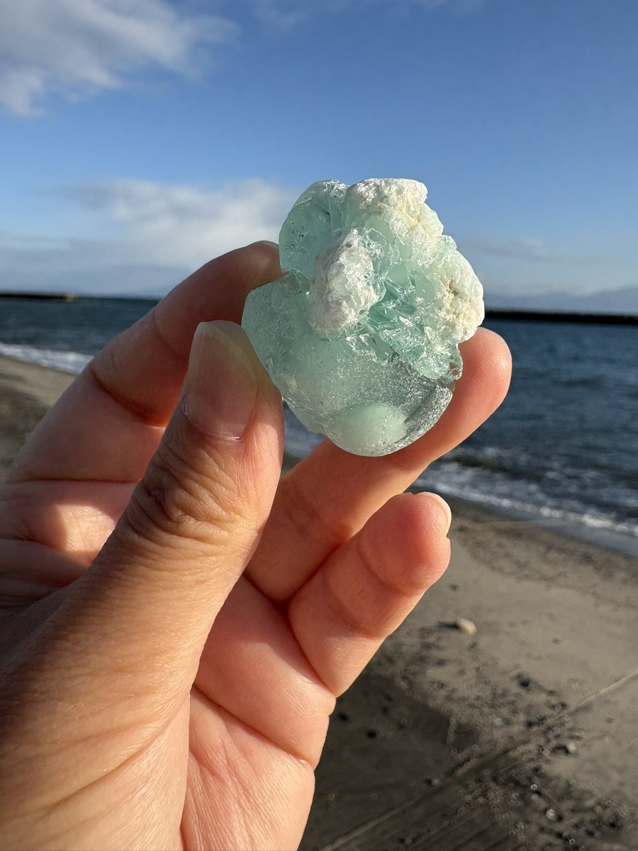 UIVsaYe6gyFqNKj's tweet image. 氷のかけらの様なシーグラス発見😍と思ったんですが、光に透かすと白い玉石が入っているし、これはもしや鉱物？？
鹿児島湾産