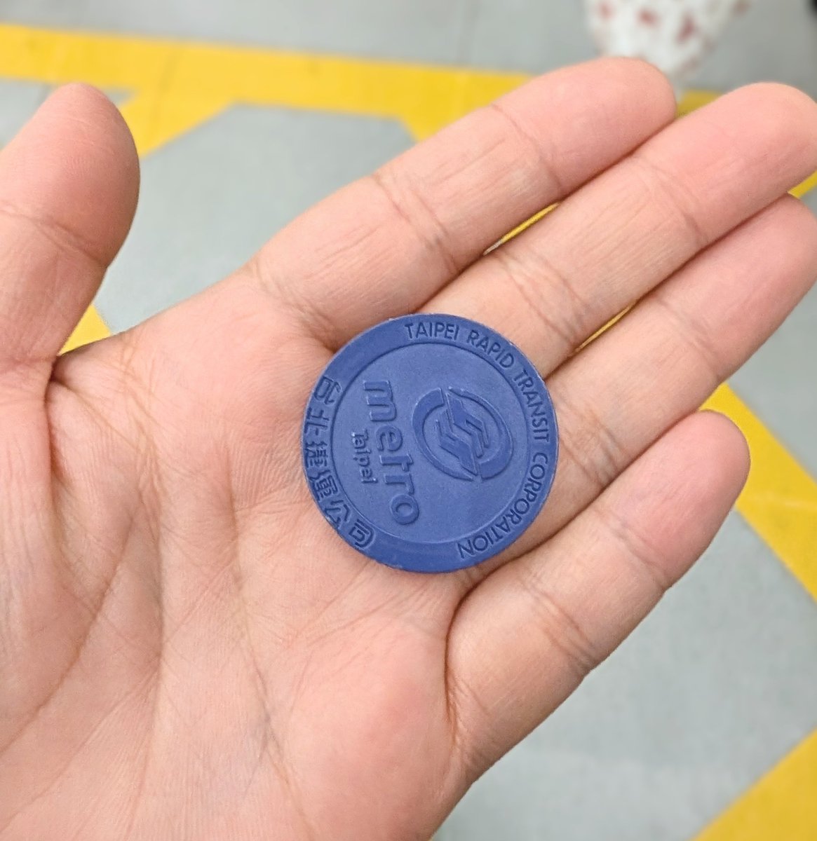 台北で乗った電車の切符はプラスチックのコイン🪙✨ オモチャのコインみたいで面白い🤭 #台湾